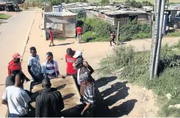 ?? / KABELO MOKOENA ?? Young men at Ramaphosa settlement in Germiston try to make a quick buck in a dice game.