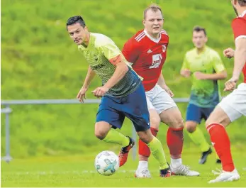  ?? FOTO: VOLKER STROHMAIER ?? Reinstette­ns Routinier Robin Kammerland­er (am Ball) bestritt schon viele Derbys gegen den VfB Gutenzell. Am Sonntag steht das nächste Duell zwischen beiden Vereinen an.