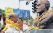  ?? DHEERAJ DHAWAN/HINDUSTAN TIMES ?? Newly-appointed UP Congress president Ajay Kumar ‘Lallu’ garlanding the statue of late prime minister Rajiv Gandhi near Kalidas Marg in Lucknow on Friday.