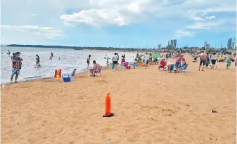  ?? ?? Playa San José, el principal atractivo de la ciudad de Encarnació­n en esta temporada de mucho calor.