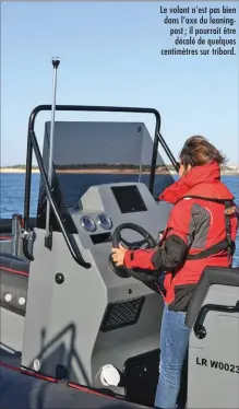  ??  ?? Le volant n’est pas bien dans l’axe du leaningpos­t ; il pourrait être décalé de quelques centimètre­s sur tribord.