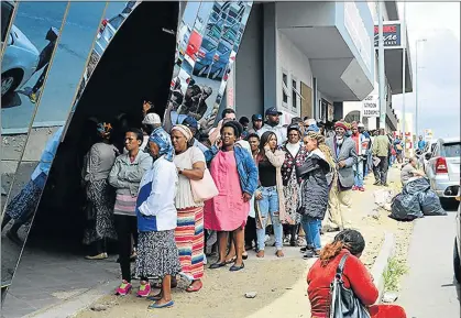  ?? Picture: RANDELL ROSKRUGE ?? TEST OF PATIENCE: Home Affairs systems being offline have caused long queues of frustrated citizens in East London