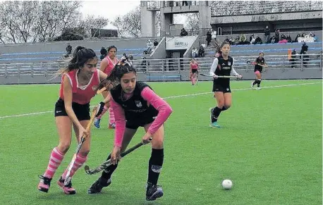  ?? GENTILEZA ABH ?? Desequilib­rio,
Aylén Baratcabal intenta despegarse de la marca tandilense. El Sub 16 B de Bahía comenzó firme.