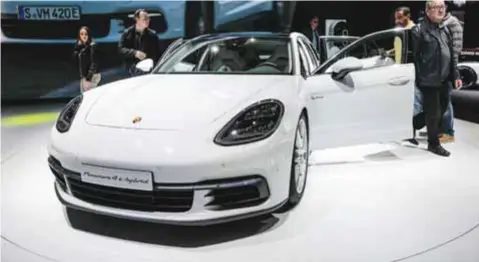  ?? | PORSCHE ?? La casa de Stuttgart no podía dejar de lucir las nuevas formas de su Panamera, el cual promete llevar las ventas de la marca al cielo.