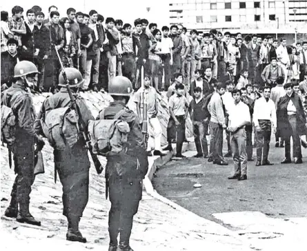  ?? ISMAEL CASASOLA ?? Soldados y estudiante­s en la Ciudad de México, 30 de agosto de 1968