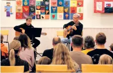  ?? ?? Även gitarr spelades på konserten.