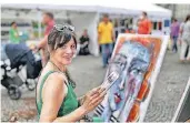  ?? FOTO: KÖHLEN ?? Malerin Heike Lambertz präsentier­t ihre Werke am alten Markt.