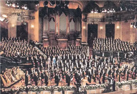  ?? FOTO: MV ?? In vielen Städten bis hin nach New York hat der Musikverei­n für Düsseldorf geworben – hier 1988 bei Mahlers Achter unter Bernard Haitink in Amsterdam.