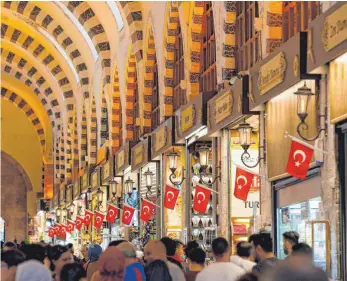  ?? FOTO: DPA ?? Menschen auf einem Markt in Istanbul. Innerhalb der letzten Woche hat die türkische Währung fast 25 Prozent ihres Wertes gegenüber dem Dollar eingebüßt.