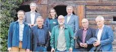  ?? FOTO: WINFRIED RIMMELE ?? Die „Reisegrupp­e“des Energieerl­ebnisweges im Landkreis Tuttlingen: (von links) Andreas Weiß, Stefan Helbig, Martin Zimmermann, Regina Wendling, Christof Heppeler, Alexander Siegmund, Hans-Joachim Schuster und Walter Knittel.