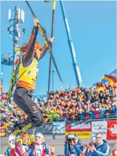  ?? FOTO: IMAGO ?? Ein Winter voller Höhenflüge: Laura Dahlmeier, hier nach einer ihrer fünf WM-Goldmedail­len in Hochfilzen.