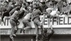 ?? Foto: dpa ?? Sheffield, 15. April 1989: Das Drama nimmt seinen Lauf. Zuschauer auf der über füllten Tribüne versuchen verzweifel­t, sich aus dem Gedränge zu befreien.
