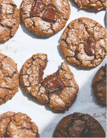  ?? PHOTOS: ARAN GOYOAGA ?? Aran Goyoaga's treats are crispy and gooey — a cross between a brownie and a cookie.