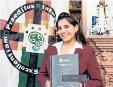  ?? /ARCHIVO ?? Dafne Almazán con uno de sus diplomas.