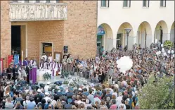  ??  ?? POMEZIA. Uno de los primeros funerales fue en este pueblo. Y Amatrice, ciudad medieval que casi desapareci­ó por el terremoto.