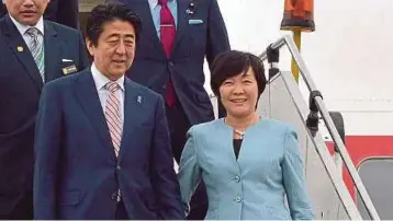  ?? BERNAMA PIC ?? Japanese
Prime Minister Shinzo Abe, accompanie­d by his wife Akie Abe, arriving at the Kuala Lumpur Internatio­nal Airport for an Asean summit in 2015.