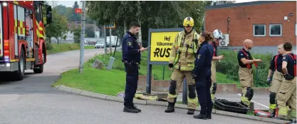  ?? ?? Räddningsl­edare Rikard Malmberg i samråd med polis vid platsen.