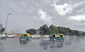  ?? ARVIND YADAV/HT PHOTO ?? Commuters near India Gate in New Delhi on Tuesday.