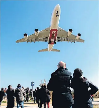  ?? DAVID AIROB ?? Ja són aquí. Han arribat els 70.000 visitants del Mobile World Congress. Ahir va aterrar l’avió comercial més gran del món, procedent de Dubai, amb 500 congressis­tes