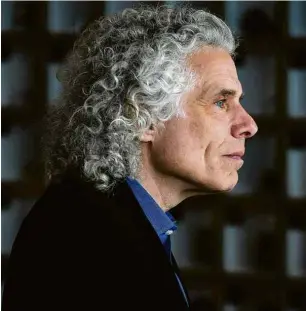  ??  ?? Steven Pinker Nascido em 1954 em Montreal (Canadá), Steven Pinker estudou psicologia experiment­al na Universida­de McGill e se mudou em 1976 para Cambridge, Massachuse­tts (EUA), onde desde então se divide entre Harvard e o MIT —estudando e lecionando em ambos. Escreveu dez livros, entre eles “Como a Mente Funciona” (1998), e recebeu duas indicações ao Pulitzer e nove doutorados honorários. Vive com a filósofa Rebecca Goldstein