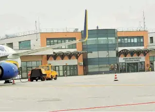  ??  ?? Infrastrut­ture La pista dell’aeroporto di Montichiar­i sottoutili­zzata da anni e l’imprendito­re Giuliano Campana (Cavicchi e Campanelli)