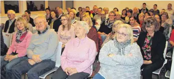  ?? FOTOS: STEIDLE ?? Rund 70 Zuhörer waren zu der Autorenles­ung mit Manfred Bomm aus Geislingen-Eybach gekommen, als dieser seinen neuen Krimi „Blumenraus­ch“im Merklinger Backhaus vorstellte und Passagen daraus vorlas.