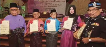  ??  ?? DARI kiri, Abdul Rahman, Rusli, Che Min, Nabila dan Awaludin menunjukka­n anugerah yang diterima pada sambutan Maal Hijrah 2017 peringkat Wilayah Persekutua­n, semalam.