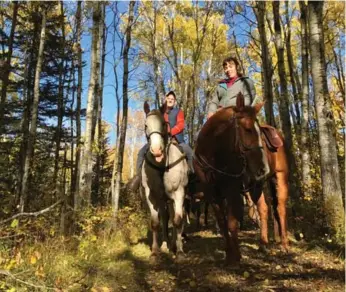  ?? JENNIFER BAIN/TORONTO STAR ?? Toronto travel writer Doug O’Neill, left, gets a feeling of relaxation while on an Elkhorn Riding Adventures outing led by Molly Kelleher, right, and Adrian (Freddie) McKerchar (not shown).