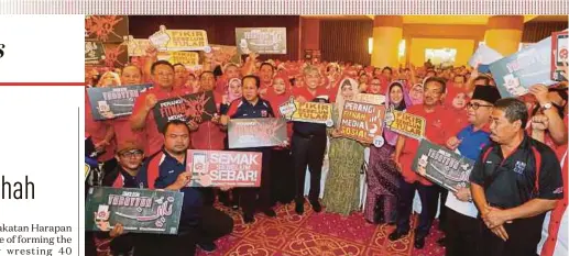  ?? MALAI ROSMAH TUAH
PIC BY ?? Deputy Prime Minister Datuk Seri Dr Ahmad Zahid Hamidi and Sabah Chief Minister Tan Sri Musa Aman at the launch of the Sabah Umno-level social media convention in Kota Kinabalu yesterday.