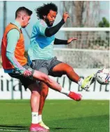  ?? REALMADRID.COM ?? Marcelo y Valverde, ayer en Valdebebas