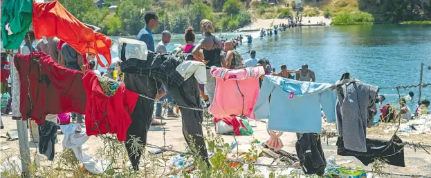  ??  ?? Campamento de migrantes haitianos en la ribera del río Bravo