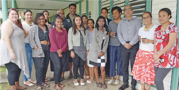  ?? Photo: Ronald Kumar ?? Fiji Sun Managing Editor Digital and Readership Developmen­t Rosi Doviverata and SunCity Editor Shalveen Chan, joined Internews Earth journalism network Pacific partnershi­p co-ordinator Donna Hoerder and University of the South Pacific Journalism lecturers and students and Fiji National University journalism students at USP on September 22, 2020. They were all attending an Environmen­tal Journalism Workshop.