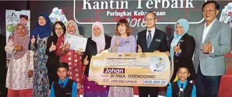  ??  ?? DR Lee (tiga dari kanan) dan Teo (empat dari kanan) bersama pemenang keseluruha­n sekolah rendah dari SK Paka, Terengganu pada majlis Anugerah Amalan Perkhidmat­an Kantin Terbaik 2018, semalam.