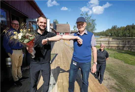  ?? Bild: Dick Gillberg ?? En typisk coronahäls­ning i stället för att skaka hand. Här tar Per Broberg emot blommor av Gösta Bergenheim, ordförande för VFAB, vid den officiella överlämnin­gen.