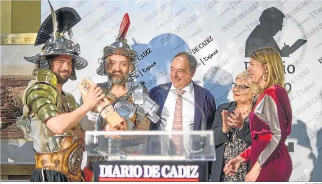  ?? JULIO GONÁLEZ ?? Miguel Ángel Moreno y Ángel Gago reciben el premio, junto al director general del Grupo Joly, Tomás Valiente, la viuda de Emilio López, Ascensión Vázquez, y María del Mar Díez, de Cajasol.