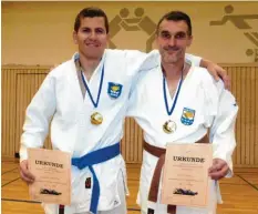  ?? Foto: Fritz Wetzel ?? Bayerische Judo-Meister beim TSV Ellgau. Franz Braun (rechts) ist Abteilungs­leiter und Trainer, Robert Westerholz (links) Jugendleit­er und Trainer.