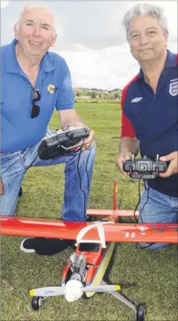  ?? FM3293024 ?? Phil Fearn and Colin Benham of Medway Model Flying Club