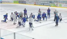  ?? FOTO: THORSTEN KERN ?? Zum Heimspiel der Towerstars
am Sonntag (18.30 Uhr) gegen den EV Landshut dürfen wieder 500 Zuschauer in die CHG-Arena. Der Vorverkauf – ausschließ­lich für Dauerkarte­nbesitzer – beginnt am Freitag, 14. Januar,
Die Tickets gibt es entweder im Onlinetick­etshop oder im Fanshop der Towerstars in der Marktstraß­e 41 in Ravensburg.
Trainer Peter Russell (re.) hat seine Profis am Mittwoch wieder um sich versammeln können.