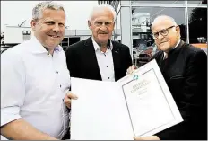  ?? BILD: FRANK JACOB ?? Übergabe der Ehrenurkun­de (;on links): Ralf Horstmann, Wilhelm Papen und Rolf Horstmann
