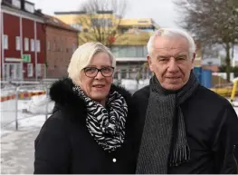  ??  ?? SPÄNNANDE. Yvonne Åkerberg och Bror Krantz tycker fyndet är intressant.