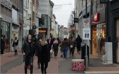  ?? FOTO DIRK JACOBS ?? Zondag was het minder druk in de Hasseltse binnenstad dan de koopjeszon­dag voor Kerstmis.