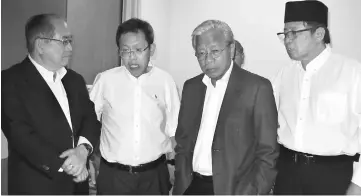  ??  ?? (From left) Uggah, Dr Sim, Masing and Abang Johari are some of the state top leaders who came to the VIP ward on the eighth floor of SGH Heart Centre.