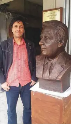  ?? Courtesy: Twitter ?? Bust of Qabbani unveiled in Damascus, with its sculptor Wissam Katrameez.