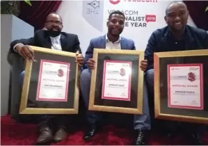  ??  ?? WELL DONE: From left, Sino Majangaza, editor Sibusiso Ngalwa and former chief reporter Bongani Fuzile, with the journalist­s’ awards.