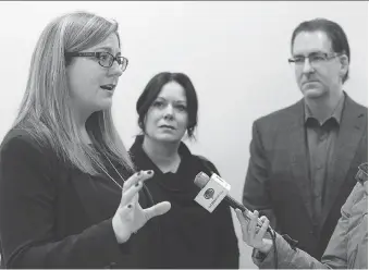  ?? TYLER BROWNBRIDG­E ?? Essex MP Tracey Ramsey, Windsor West MPP Lisa Gretzky and Windsor West MP Brian Masse talk about border issues Friday during a meeting at the United Way offices in Windsor.