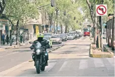  ??  ?? Pese a que en 2016 hubo factores que impulsaron la venta de motociclet­as, la gente aún duda de comprar una debido a la falta de cultura vial.