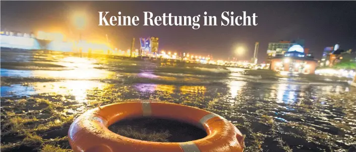  ??  ?? Ein Rettungsri­ng schützt vor dem Ertrinken. Das sichere Ufer ersetzt er nicht.