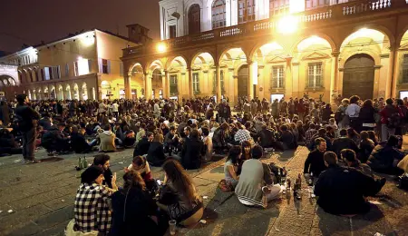  ?? Folla ?? Una notte d’estate in piazza Verdi. La nuova ordinanza colpisce per la prima volta i locali di tutta la zona universita­ria, ma non i clienti
La vicenda
È entrata in vigore lunedì scorso la nuova ordinanza che modifica gli orari di chiusura degli...