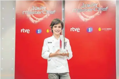  ?? Foto: RTVE ?? Josetxo Pérez con el trofeo de ganador de ‘Masterchef Junior’.