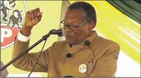  ??  ?? UMHOLI WE-IFP, umntwana Mangosuthu Buthelezi, ubekhankas­a elimpopo.